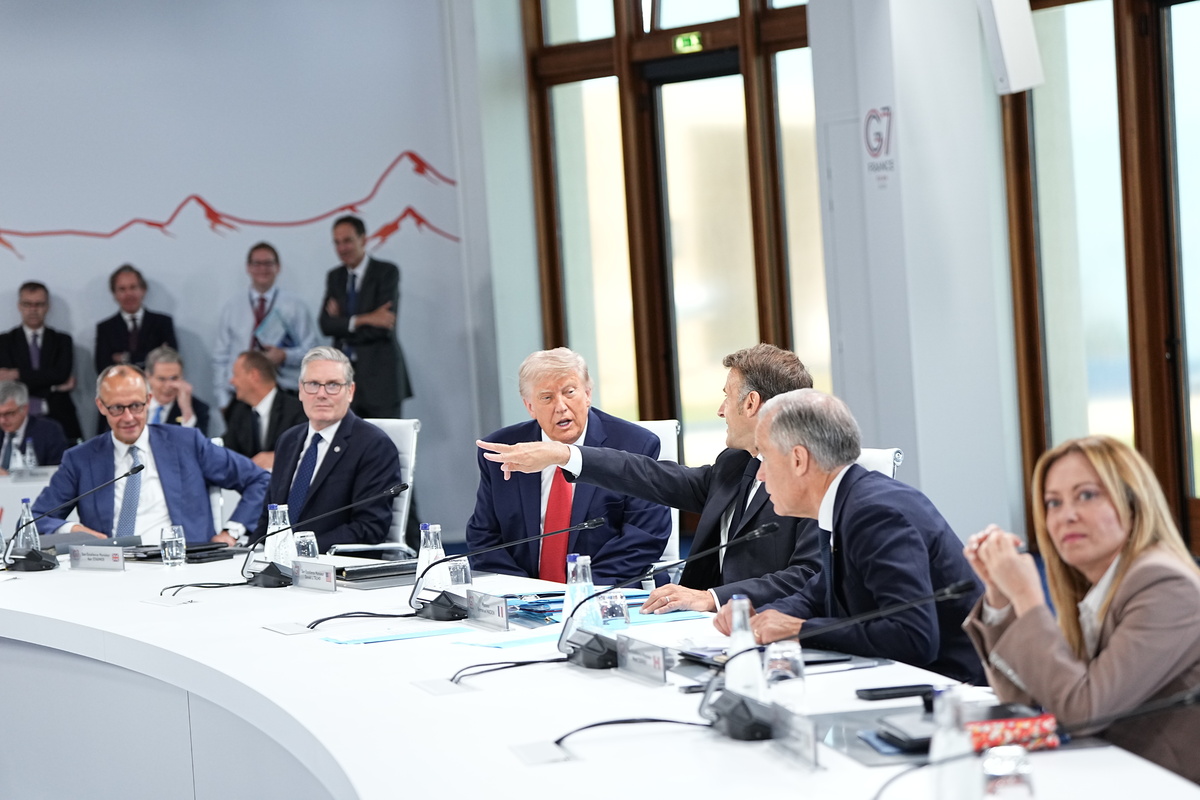 President Donald Trump and President Emmanuel Macron of France speak during a working session of the G7 Summit in Evian-les-Bains, France, on Wednesday, June 17, 2026. From left: Chancellor Friedrich Merz of Germany, Prime Minister Keir Starmer of Britain, Trump, Macron, Prime Minister Mark Carney of Canada, and Prime Minister Giorgia Meloni of Italy. (Haiyun Jiang/The New York Times)