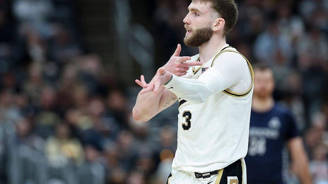 Braden Smith sets NCAA assist mark as Purdue eases past Queens