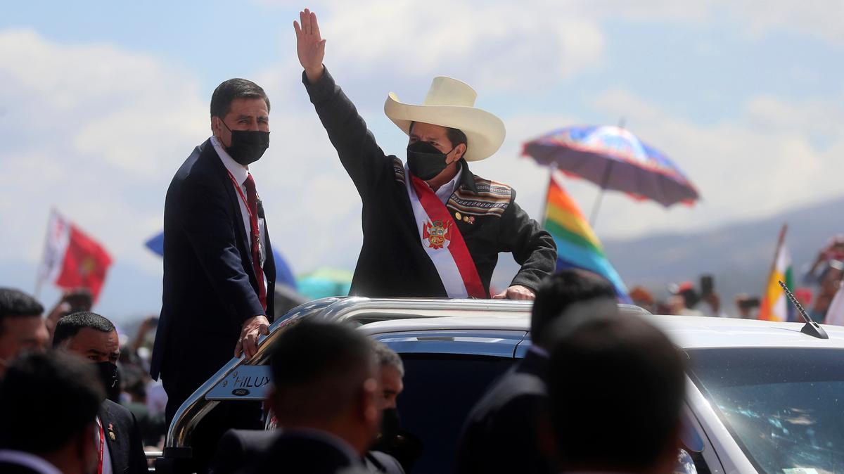 El presidente peruano Pedro Castillo llega a una ceremonia simbólica de juramento en el lugar de la Batalla de Ayacucho de 1824 que selló la independencia de España, como parte de los eventos del bicentenario en Ayacucho, Perú, el miércoles de julio. 29 de 2021, al día siguiente de asumir la presidencia.