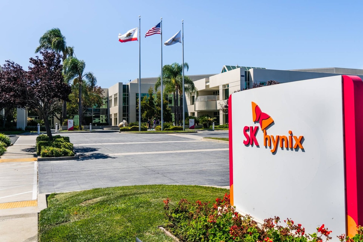  SK Hynix raised $26.5 billion in its Nasdaq debut, the largest U.S. share sale ever by a foreign company. 