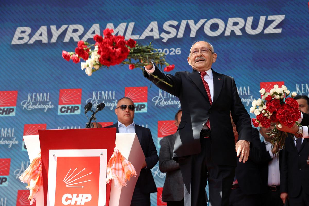 Kemal Kilicdaroglu, chairman of the main opposition Republican People’s Party (CHP) reinstated by a court decision, throws flowers to his supporters at the party’s headquarters in Ankara, Turkey, May 30, 2026. REUTERS/Efekan Akyuz