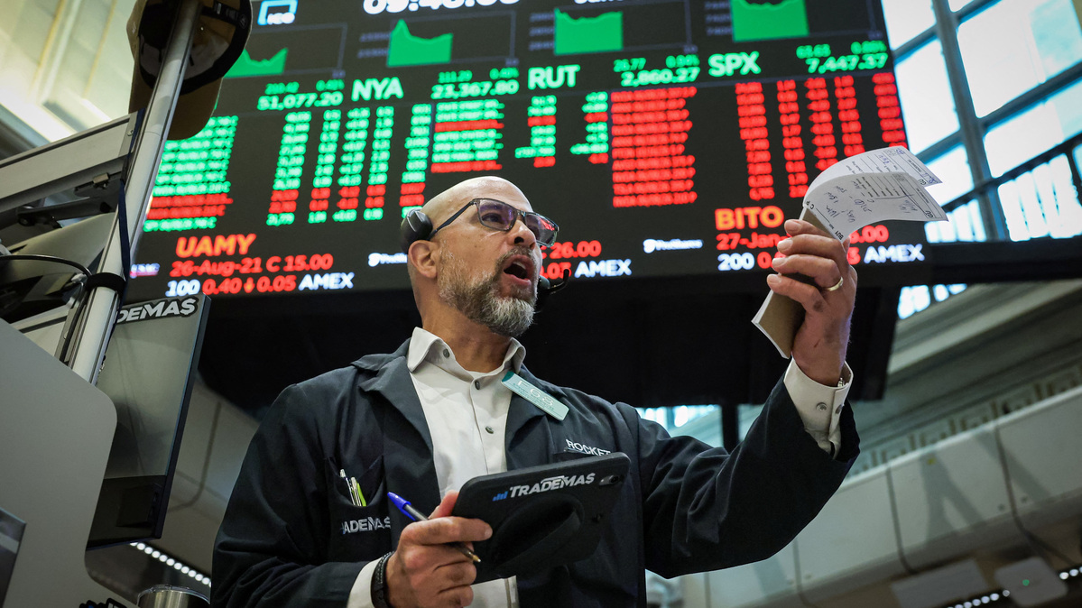 A futures-options trader works on the floor at the New York Stock Exchange's NYSE American (AMEX) in New York City, U.S. June 8, 2026.  REUTERS/Brendan McDermid