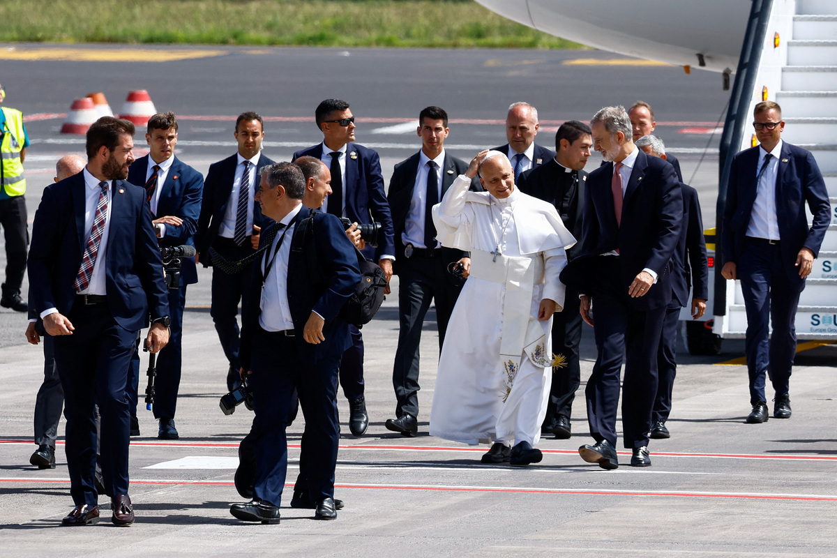 Pope Leo XIV and Spain's King Felipe VI walk on the tarmac after leaving the plane from which the Pope was due to depart on, following an incident at Tenerife Norte–Ciudad de La Laguna Airport, according to local media, Canary Islands, Spain, June 12, 2026, at the end of a seven-day apostolic journey to Spain, with visits to Madrid, Barcelona and the Canary Islands, where he met with migrants and humanitarian organizations. REUTERS/Borja Suarez