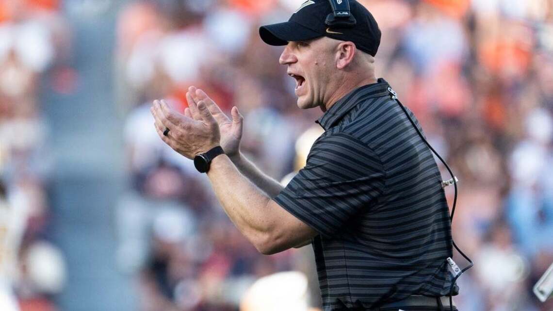 Vanderbilt puts distractions aside to focus on Arkansas 