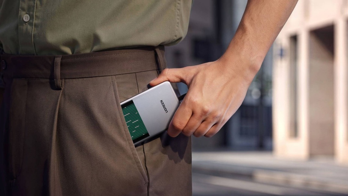 UGREEN MagFlow Pro Magnetic Power Bank Review: A Featherweight That Tells You When It's Wearing Out 
