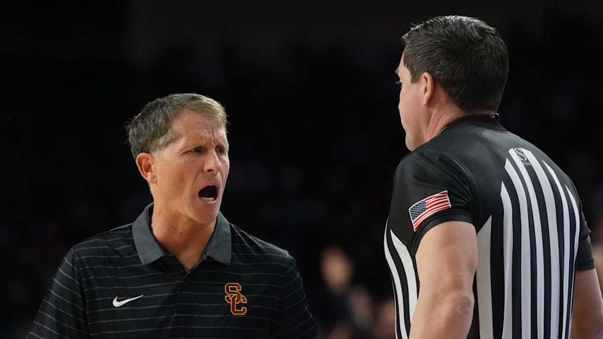  Feb 18, 2026; Los Angeles, California, USA; Southern California Trojans head coach Eric Musselman yells at referee Kelly Pfeifer in the first half against the Illinois Fighting Illini at Galen Center. Mandatory Credit: Kirby Lee-Imagn Images | Kirby Lee-Imagn Images 