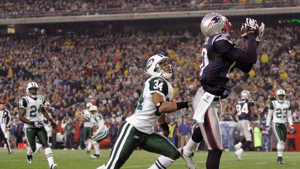  Nov 13, 2008; Foxboro, MA, USA; New England Patriots wide receiver Jabar Gaffney (10) makes a catch for a touchdown over New York Jets cornerback Dwight Lowery (34) in the second quarter at Gillette Stadium. Mandatory Credit: David Butler II-Imagn Images | David Butler II-Imagn Images 