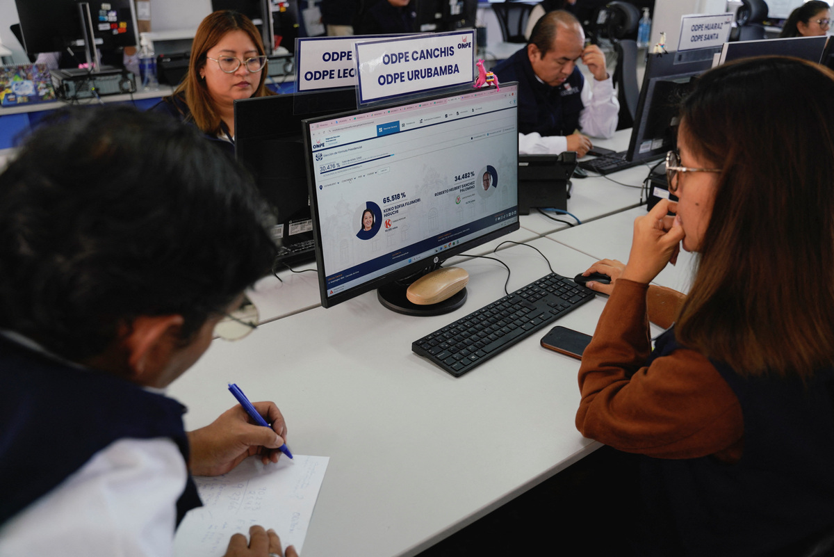 Personnel of Peru's National Office of Electoral Processes (ONPE) receive data from provinces as they monitor voting while vote counting continues in the presidential runoff between conservative presidential candidate Keiko Fujimori and left-wing candidate Roberto Sanchez, in Lima, Peru, June 9, 2026. REUTERS/Leslie Moreno