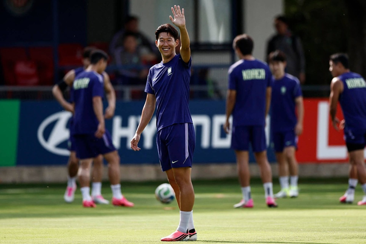  South Korea's forward Son Heung-min waves as he takes part in a training session on June 10, 2026, on the eve of the 2026 World Cup football match between South Korea and the Czech Republic. (Photo by Ulises RUIZ / AFP via Getty Images)