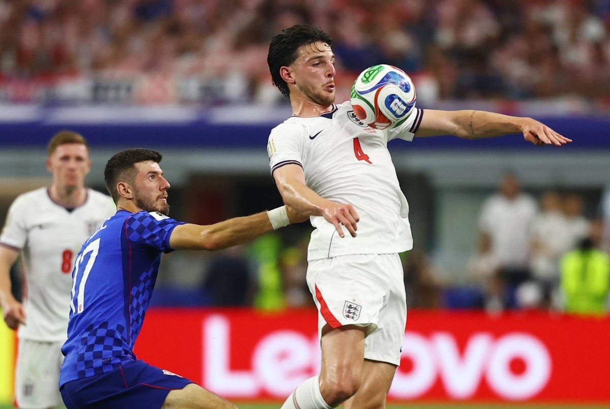  England's Declan Rice in action with Croatia's Petar Sucic. 