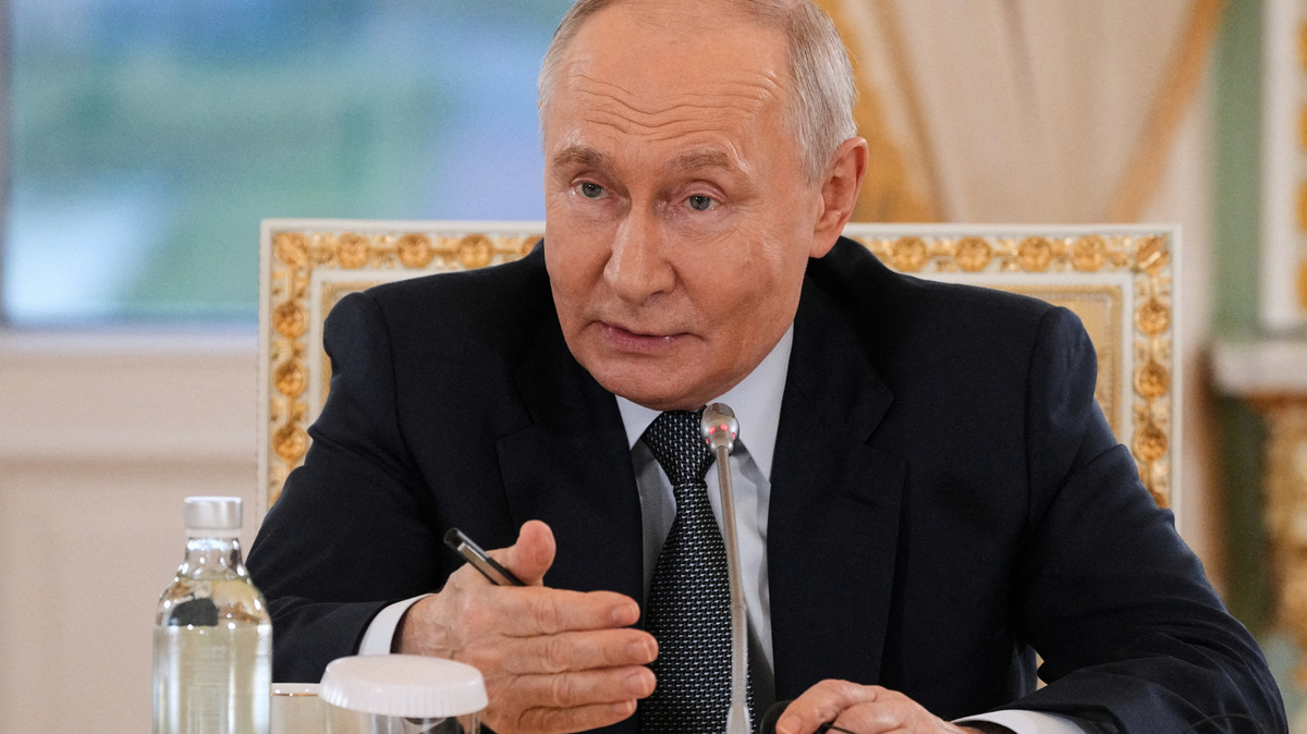 FILE PHOTO: Russian President Vladimir Putin speaks to representatives of international news agencies on the sidelines of the St. Petersburg International Economic Forum, at the Constantine Palace in St. Petersburg, Russia, June 4, 2026.  Dmitri Lovetsky/Pool via REUTERS/File Photo
