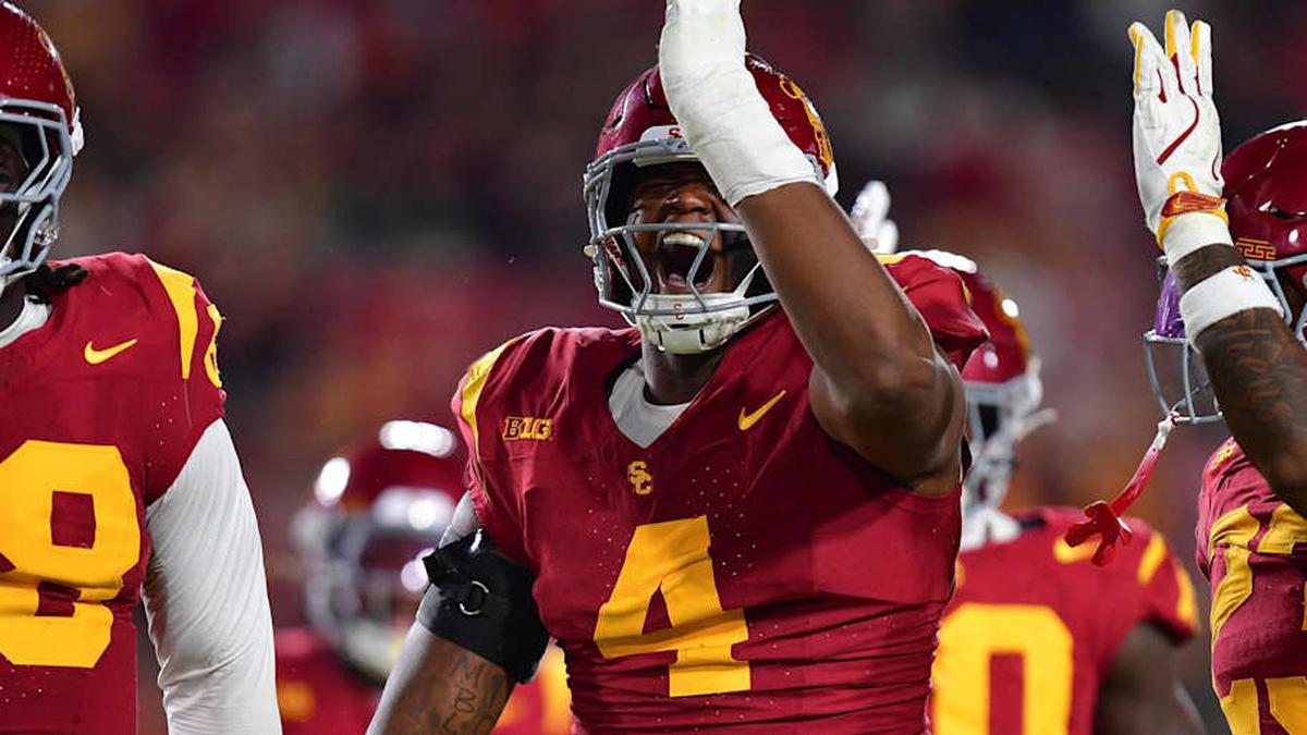 Sep 20, 2025; Los Angeles, California, USA; Southern California Trojans defensive end Jahkeem Stewart (4) reacts after a defensive play against the Michigan State Spartans during the first half at the Los Angeles Memorial Coliseum. Mandatory Credit: Gary A. Vasquez-Imagn Images | Gary A. Vasquez-Imagn Images 