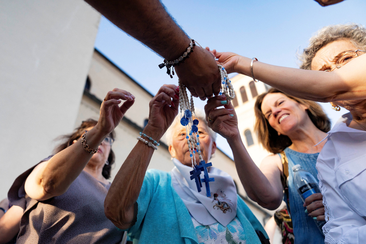 Rosaries are given out during Border Mass 250 at Sacred Heart of Jesus Catholic Church in Nogales, Arizona, U.S. June 26, 2026.  REUTERS/Rebecca Noble