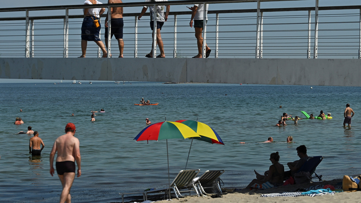 People enjoy at a beach as meteorologists forecast heat and record-breaking temperatures across the country in Timmendorfer Strand, Germany, June 27, 2026. REUTERS/Jonas Walzberg