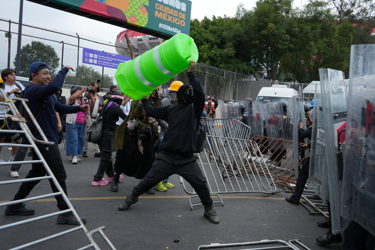 Demonstrators clash with police officers during a protest on the day of the opening match of the 2026 FIFA World Cup, near the Azteca Stadium, in Mexico City, Mexico, June 11, 2026. REUTERS/Fred Ramos