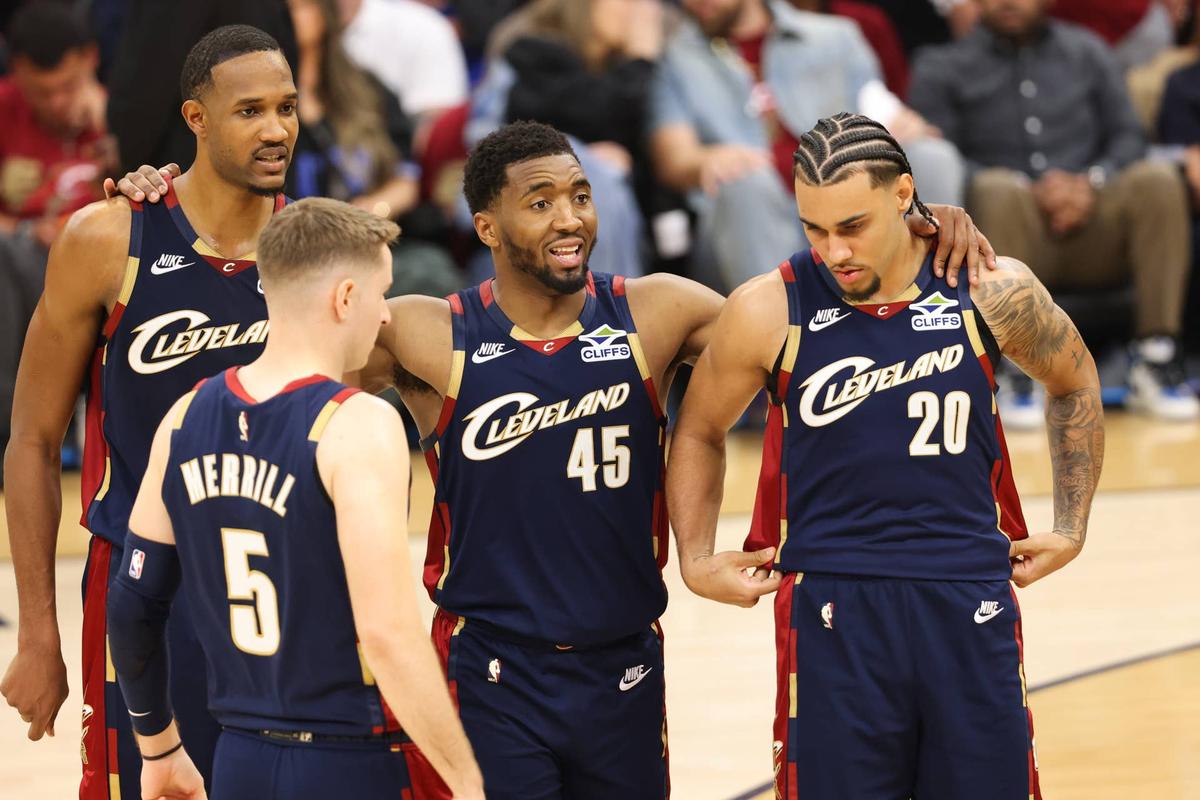  Cleveland Cavaliers guard Donovan Mitchell (45) huddles around teammates Scott Galvin-Imagn Images