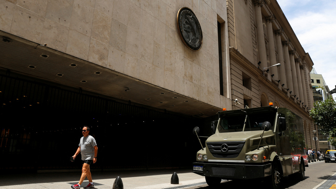 Mercado cambiario de Argentina opera equilibrado, banco central regula liquidez 