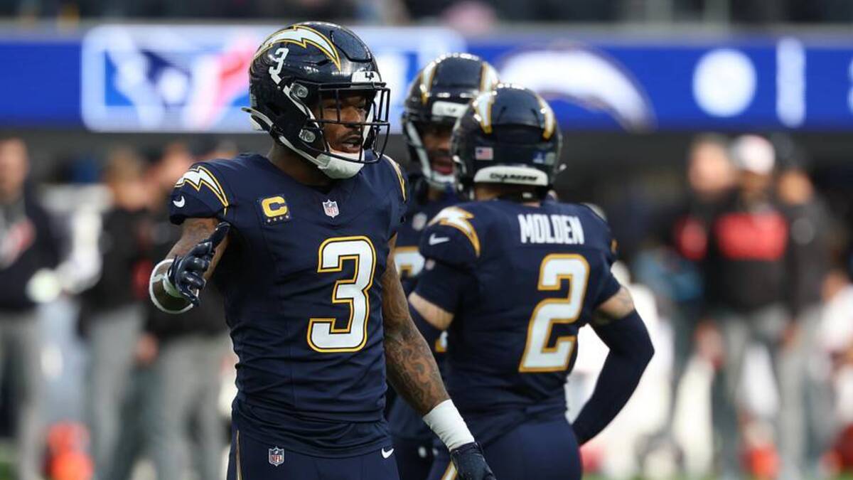  Dec 27, 2025; Inglewood, California, USA; Los Angeles Chargers safety Derwin James Jr. (3) reacts after a defensive play against the Houston Texans during the first half at SoFi Stadium. Mandatory Credit: Kiyoshi Mio-Imagn Images | Kiyoshi Mio-Imagn Images 
