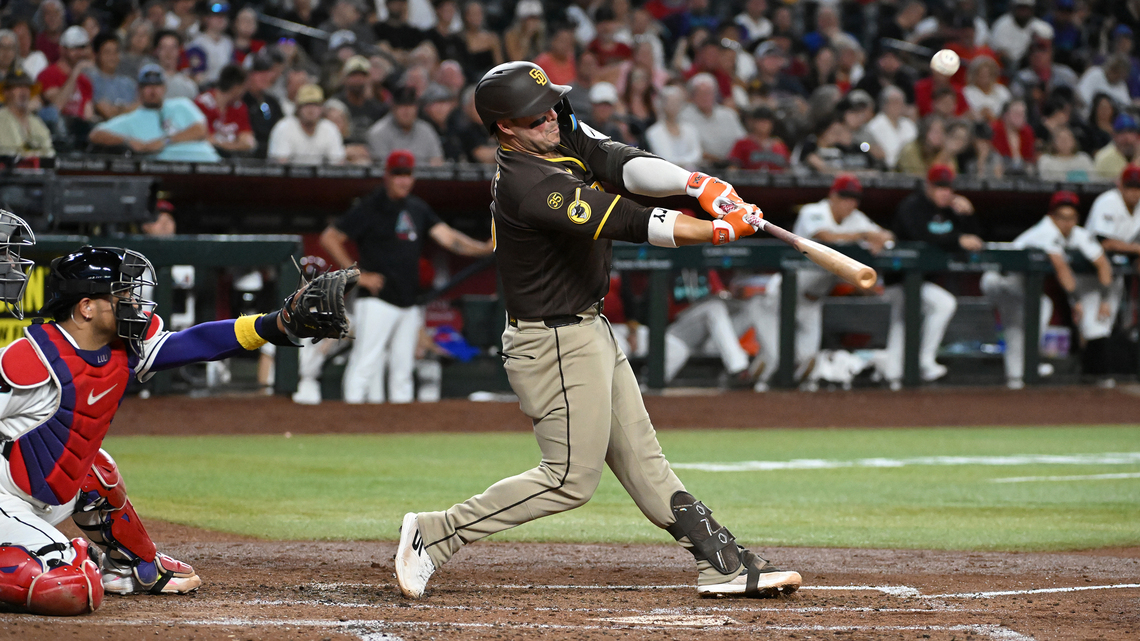 Padres split crucial series with Diamondbacks