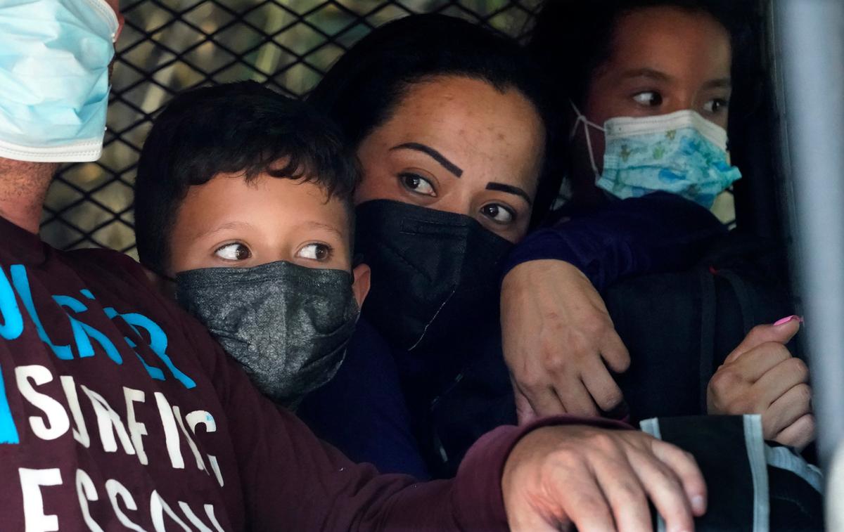 Migrantes de Venezuela se asoman desde un vehículo de la Patrulla Fronteriza después de cruzar la frontera entre Estados Unidos y México y entregarse el miércoles 16 de junio de 2021 en Del Rio, Texas.