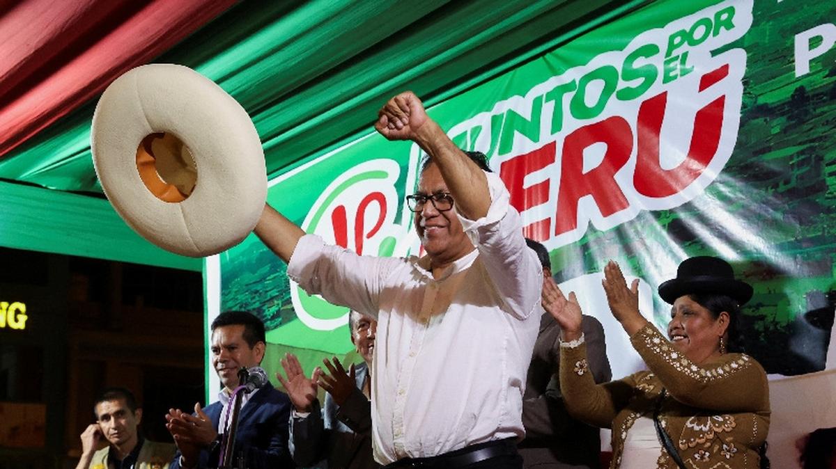 Presidential candidate Roberto Sanchez of the Together for Peru party holds a campaign rally after the National Jury of Elections announced that he will advance to a runoff election on June 7, in which he will compete for the presidency of Peru against candidate Keiko Fujimori of the Popular Force party, in a neighborhood of Lima, Peru, May 17, 2026. REUTERS/Alessandro Cinque
