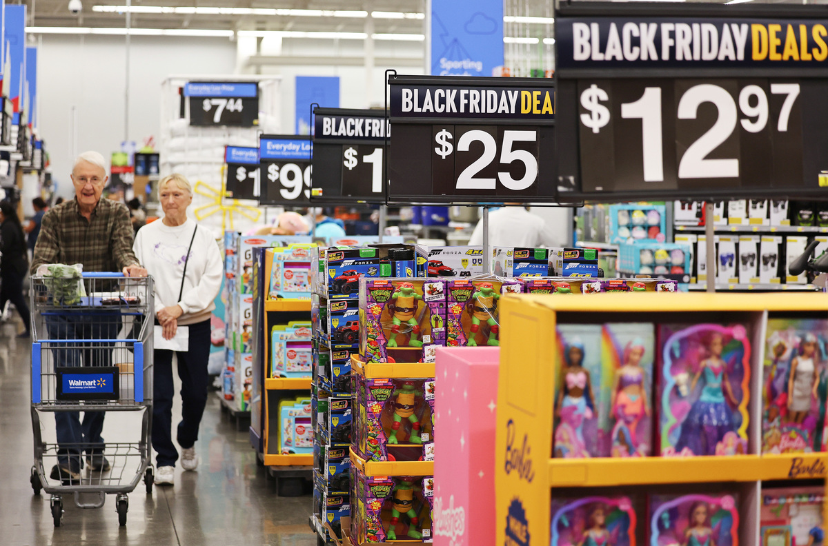  BURBANK, CALIFORNIA – NOVEMBER 14: People shop ahead of Black Friday at a Walmart Supercenter on November 14, 2023 in Burbank, California. Some early Black Friday deals are already in place at Walmart and other retailers ahead of Thanksgiving and the traditional holiday shopping season. (Photo by Mario Tama/Getty Images) 
