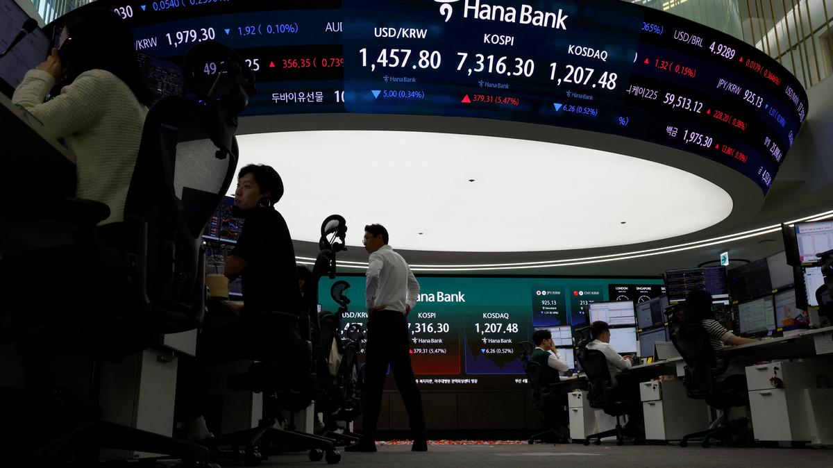 Currency dealers work as an electronic board displays the Korea Composite Stock Price Index (KOSPI) in Seoul, South Korea, May 6, 2026. REUTERS/Kim Soo-hyeon