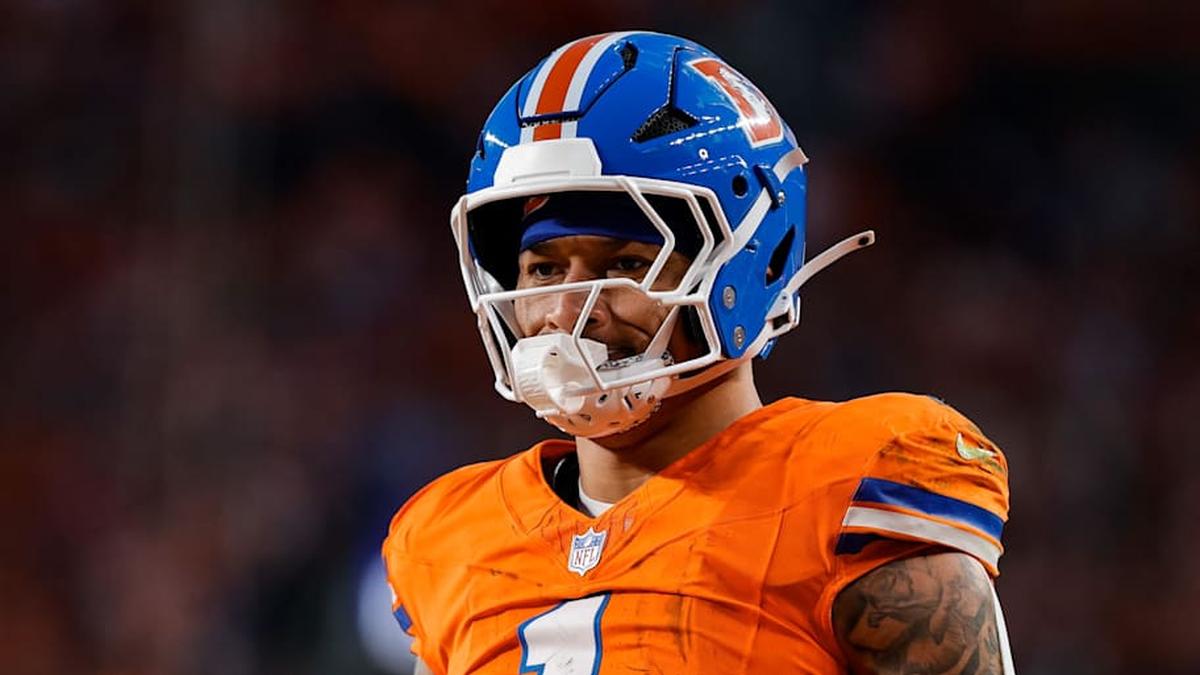  Jan 4, 2026; Denver, Colorado, USA; Denver Broncos tight end Evan Engram (1) in the fourth quarter against the Los Angeles Chargers at Empower Field at Mile High. Mandatory Credit: Isaiah J. Downing-Imagn Images | Isaiah J. Downing-Imagn Images 