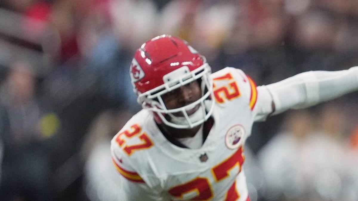  Jan 4, 2026; Paradise, Nevada, USA; Las Vegas Raiders running back Ashton Jeanty (2) carries the ball against Kansas City Chiefs linebacker Drue Tranquill (23) in the first half at Allegiant Stadium. Mandatory Credit: Kirby Lee-Imagn Images | Kirby Lee-Imagn Images 