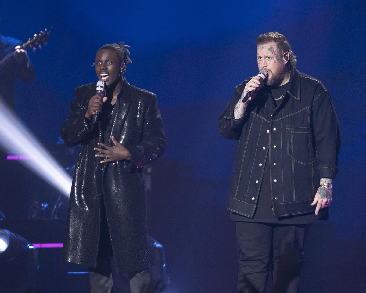 Jamal Roberts performs with Jelly Roll earlier in the American Idol season.