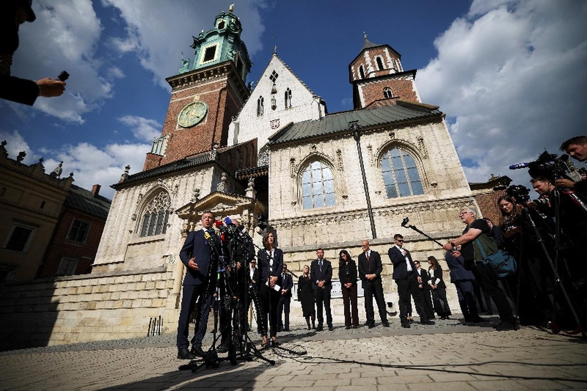 Hungary's Prime Minister Peter Magyar speaks in front of the Wawel Cathedral, during his first official visit, in Krakow, Poland, May 19, 2026. REUTERS/Kacper Pempel