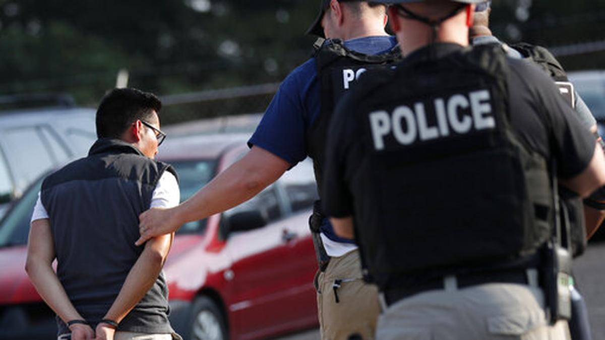 Foto de archivo. La policía detiene a un individuo en la planta Koch Foods de Morton, Mississippi, el 7 de agosto del 2019.