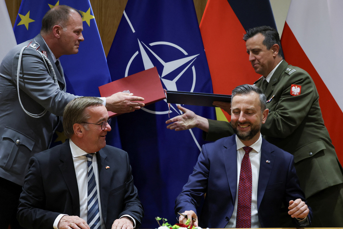 Polish Deputy Prime Minister and Defence Minister Wladyslaw Kosiniak-Kamysz and German Defence Minister Boris Pistorius react after signing a defence agreement between Poland and Germany, at the Defence Ministry in Warsaw, Poland, June 17, 2026. REUTERS/Kacper Pempel
