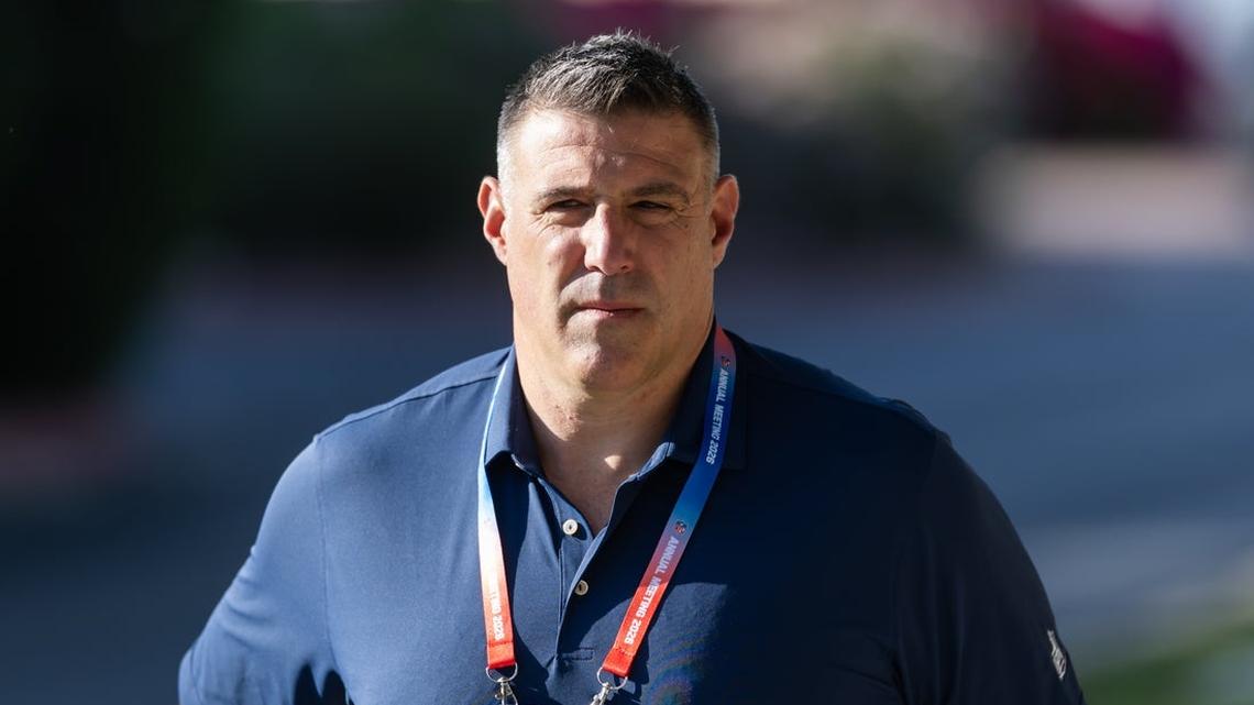 Photos from '20 show Mike Vrabel, Dianna Russini kissing 