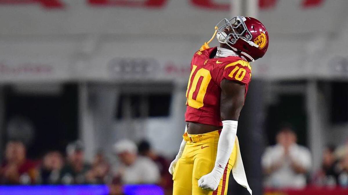  Sep 20, 2025; Los Angeles, California, USA; Southern California Trojans defensive end Braylan Shelby (10) reacts after bringing down Michigan State Spartans quarterback Aidan Chiles (2) during the first half at the Los Angeles Memorial Coliseum. Mandatory Credit: Gary A. Vasquez-Imagn Images | Gary A. Vasquez-Imagn Images 