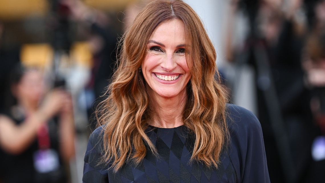 Julia Roberts' Cool-Girl White Sneakers Are Easily the Most Versatile Shoes 