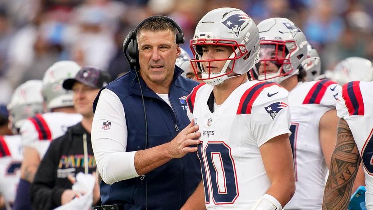  Drake Maye is standing behind Mike Vrabel. | Andrew Nelles / The Tennessean / USA TODAY NETWORK via Imagn Images 