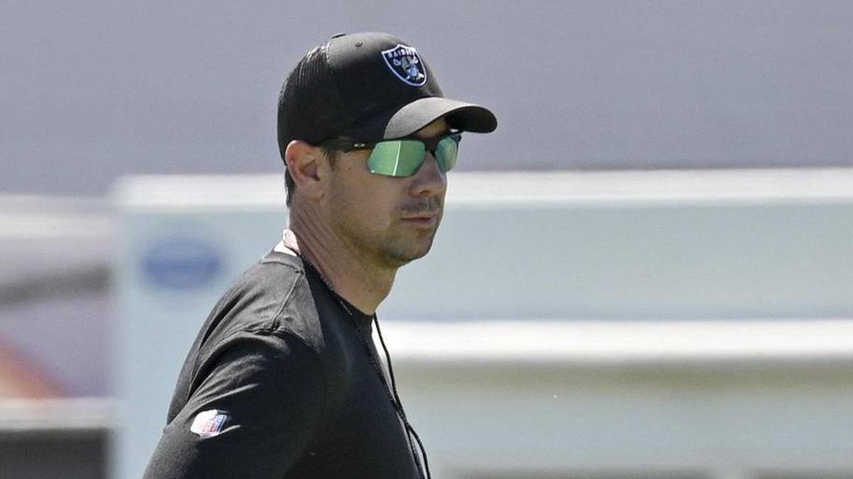  May 20, 2026; Henderson, NV, USA; Las Vegas Raiders head coach Klint Kubiak looks on during organized team activities at Intermountain Health Performance Center. Mandatory Credit: Candice Ward-Imagn Images | Candice Ward-Imagn Images 