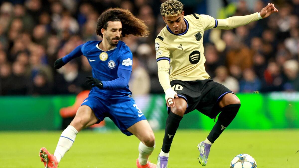 Lamine Yamal (d) trata de superar a Marc Cucurella, durante el partido que el Barcelona jugó contra el Chelsea en Stamford Bridge. EFE/EPA/NEIL HALL