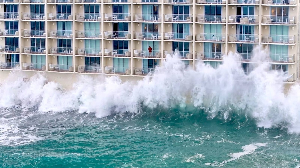 King Tides Pummel California's Battered Coast as Super El Niño Surges (Video)