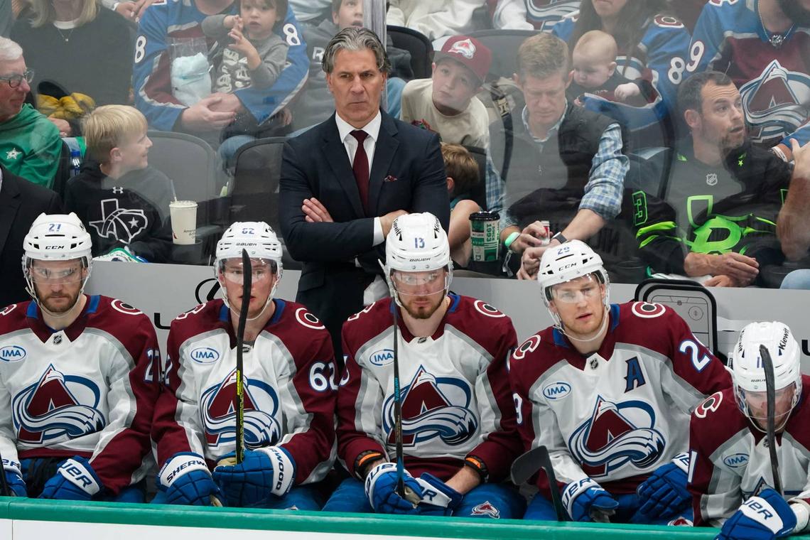  Colorado Avalanche head coach Jared Bednar in the bench. © Raymond Carlin III