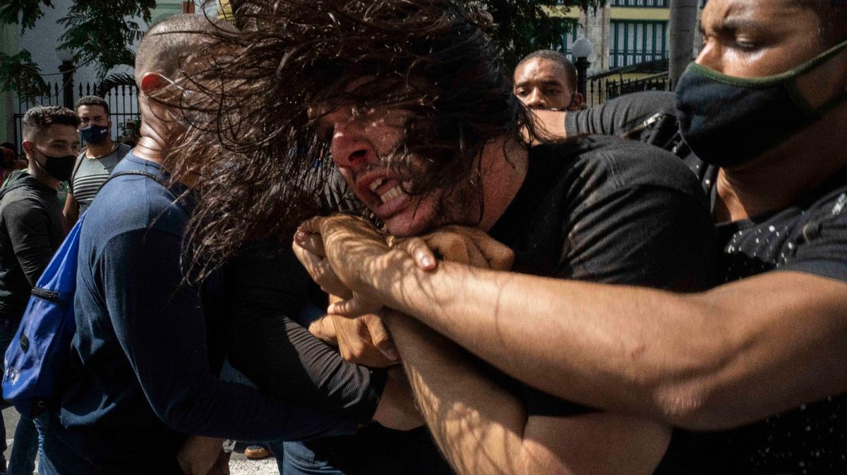 ARCHIVO - Policías vestidos de civil detienen a un manifestante antigubernamental durante una protesta en La Habana, Cuba, el 11 de julio de 2021. (AP Foto/Ramon Espinosa, Archivo)