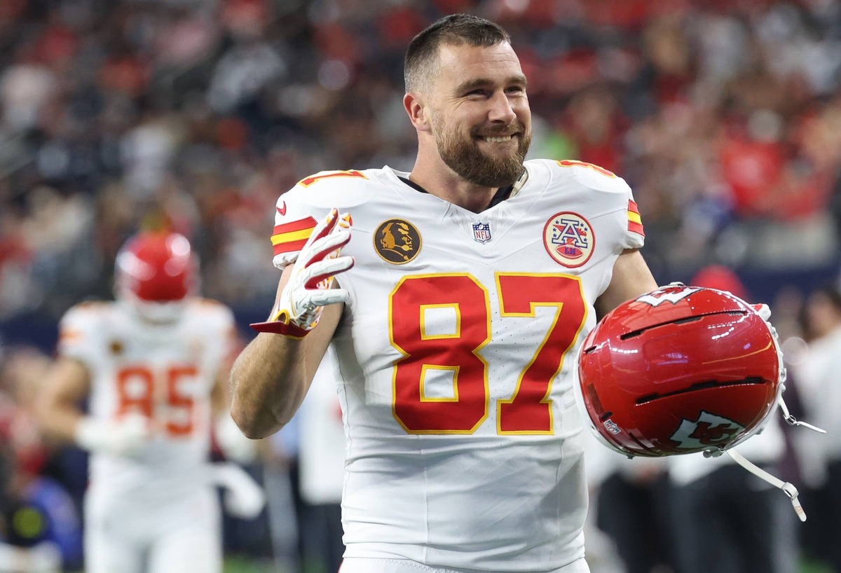  Nov 27, 2025; Arlington, Texas, USA; Kansas City Chiefs tight end Travis Kelce (87) warms up prior to the game against the Dallas Cowboys at AT&T Stadium. Mandatory Credit: Kevin Jairaj-Imagn Images 