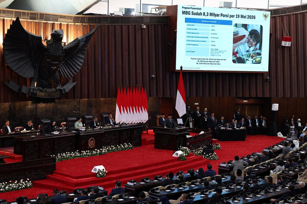 Indonesian President Prabowo Subianto delivers his speech on economic policies and 2027 fiscal plan to parliament members as a screen shows progress of his flagship free nutritious meals program, at the parliament building in Jakarta, Indonesia, May 20, 2026. REUTERS/Willy Kurniawan