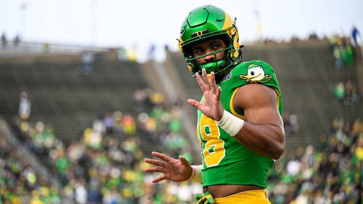 Oregon Ducks tight end Kenyon Sadiq (18) looks on before the game against the James Madison Dukes at Autzen Stadium. Mandatory Credit: Troy Wayrynen-Imagn Images | Troy Wayrynen-Imagn Images 