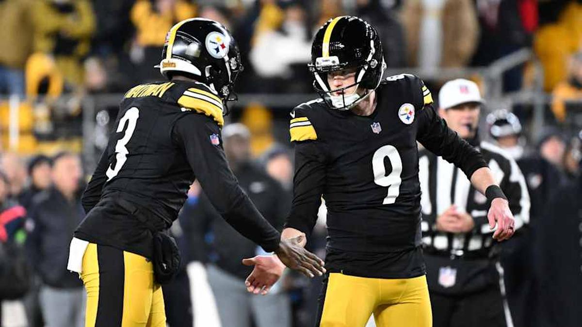  Jan 12, 2026; Pittsburgh, PA, USA; Pittsburgh Steelers place kicker Chris Boswell (9) celebrates after a field goal with place kicker Chris Boswell (9) during the first half of an AFC Wild Card Round game against the Houston Texans at Acrisure Stadium. Mandatory Credit: Barry Reeger-Imagn Images | Barry Reeger-Imagn Images 