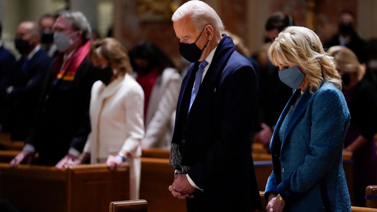 En esta foto del 20 de enero de 2021, el entonces presidente electo Joe Biden y su esposa, Jill Biden, asisten a una misa en la Catedral de San Mateo el Apóstol, antes de la ceremonia de inauguración de su presidencia, en Washington D.C.