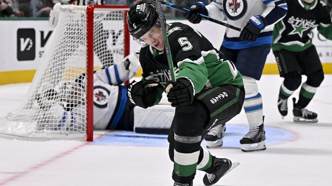 Stars D Nils Lundkvist signs 2-year, $3.5M extension 