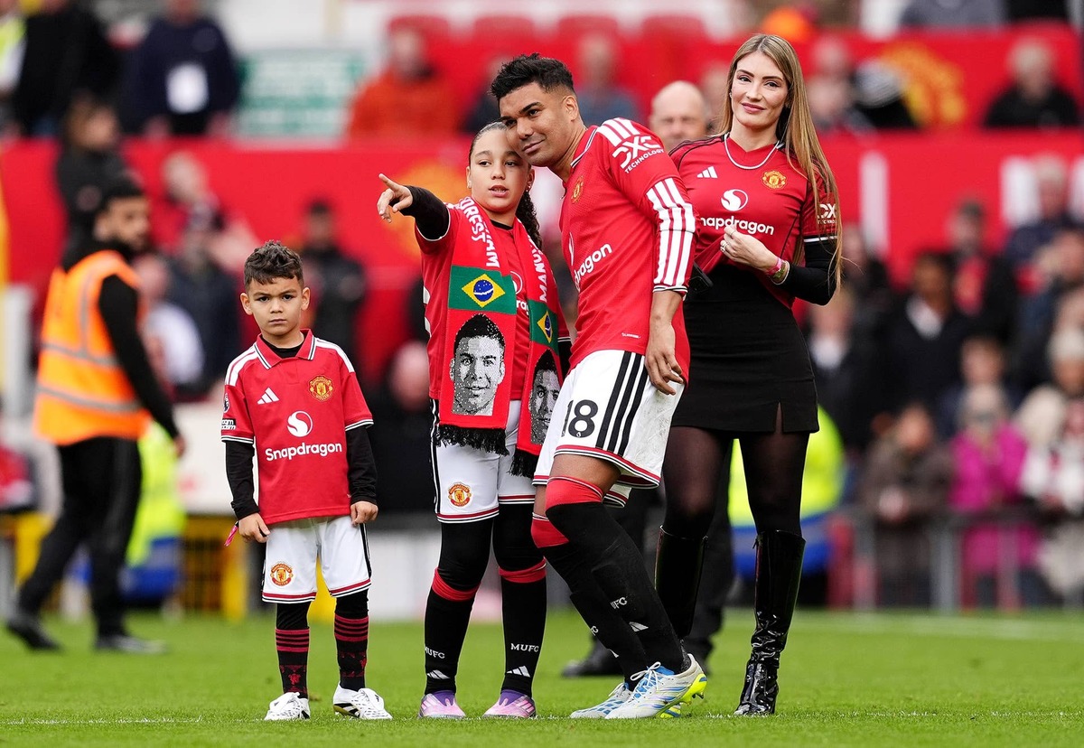  Manchester United's Casemiro with family and his wife Anna Mariana Casemiro after the Premier League match at Old Trafford, Manchester. Picture date: Sunday May 17, 2026. (Photo by Martin Rickett/PA Images via Getty Images) Photo by Martin Rickett/PA Images via Getty Images