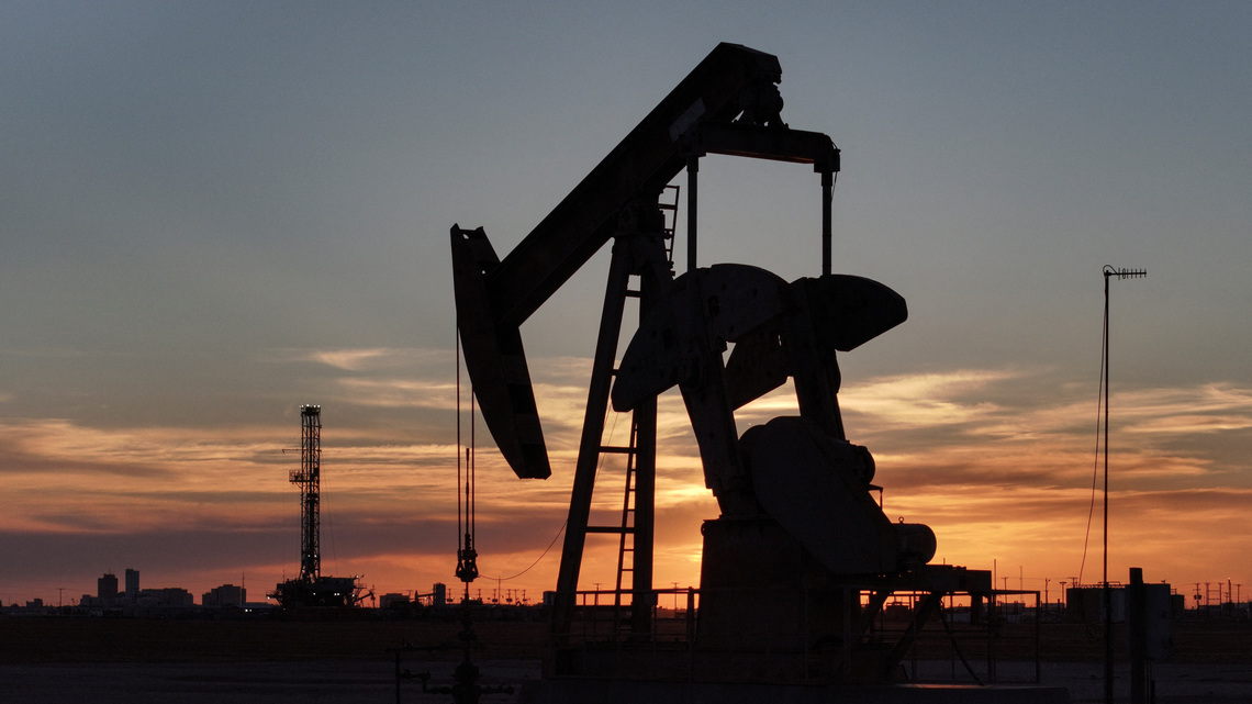 Oil pares gains as traders weigh Oman-Iran talks 